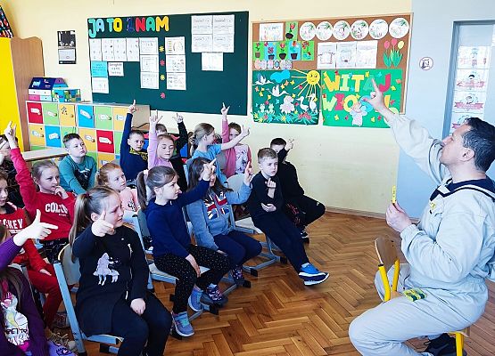 dzieci słuchają pszczelarza