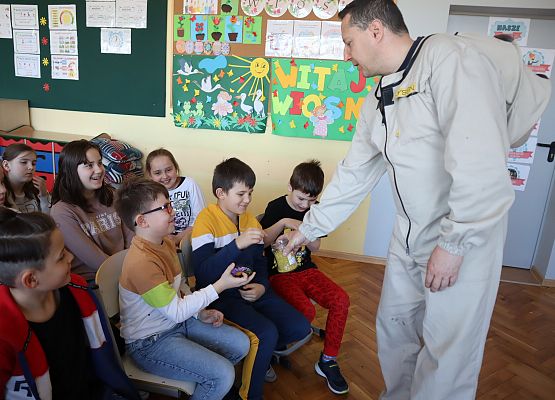 pszczelarz częstuje