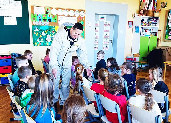 pszczelarz opowiada uczniom