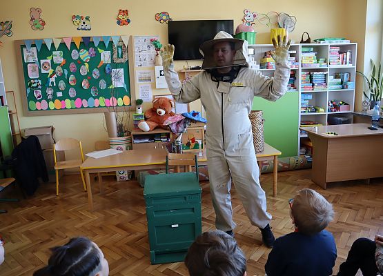 pszczelarz opowiada dzieciom