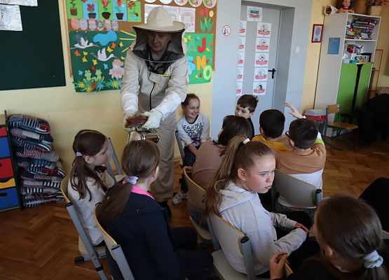 pszczelarz opowiada dzieciom