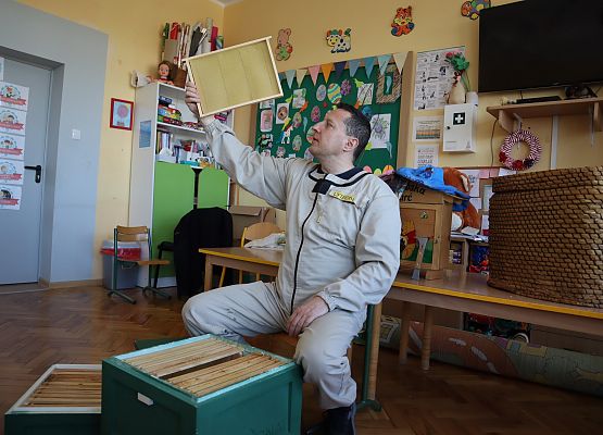 pszczelarz opowiada uczniom