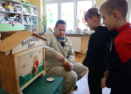 pszczelarz opowiada dzieciom