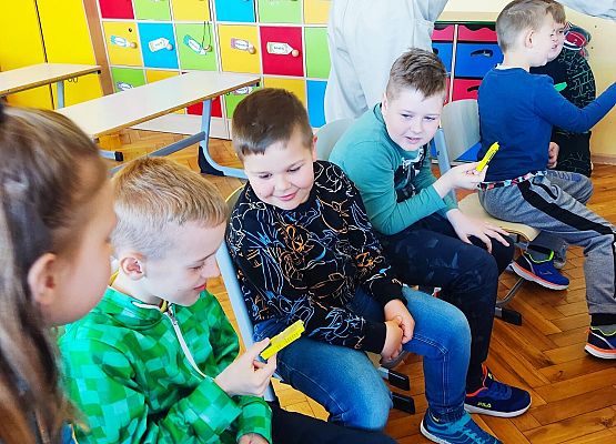 pszczelarz opowiada dzieciom