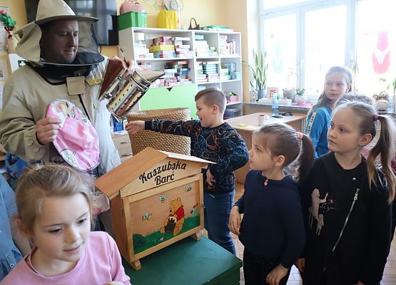 pszczelarz opowiada dzieciom