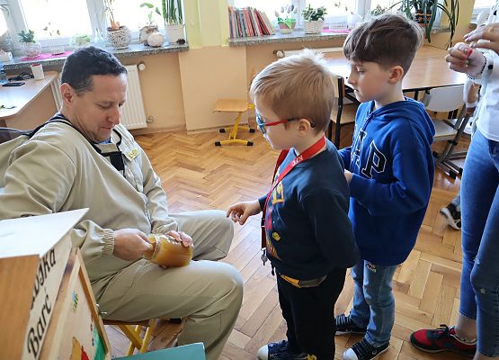 pszczelarz opowiada dzieciom