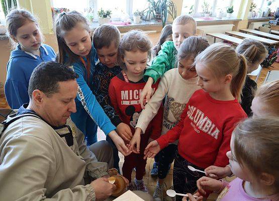 zdjęcie grupowe dzieci z pszczelarzem