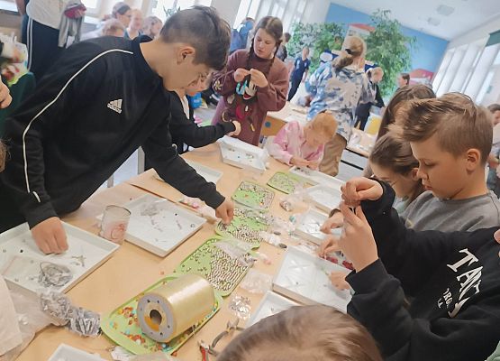 uczniowie tworzą biżuterię