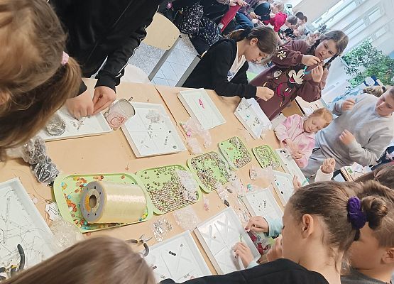 uczniowie tworzą biżuterię