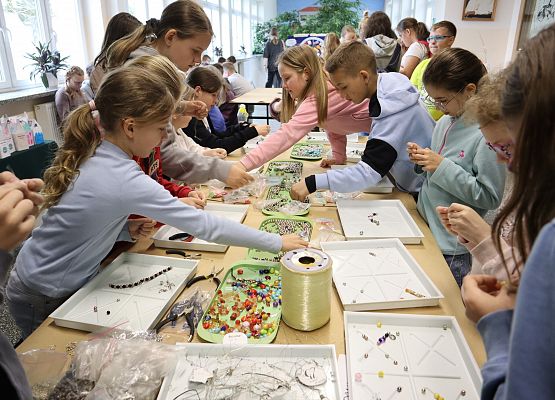 uczniowie tworzą biżuterię