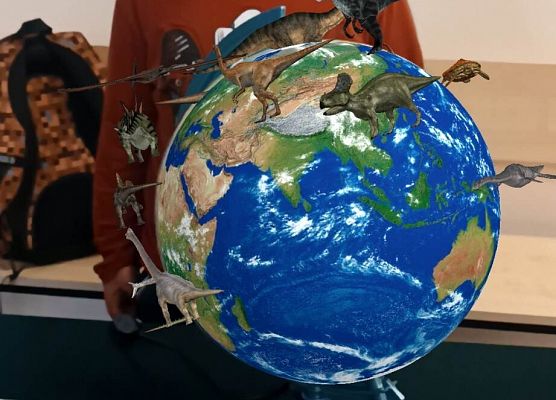 uczeń przy modelu Ziemi