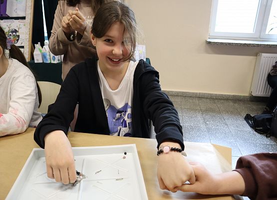 uczniowie tworzą biżuterię