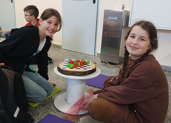 uczennice grają w warcaby