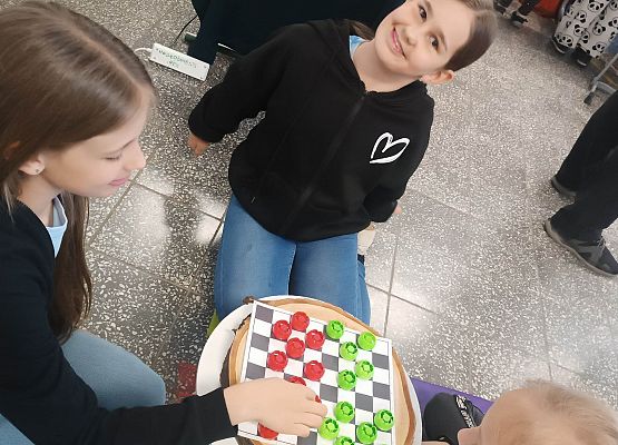 uczennice grają w warcaby