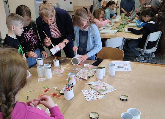 uczniowie robią wazony z puszek