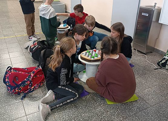 uczniowie grają w gry wykonane z odpadów