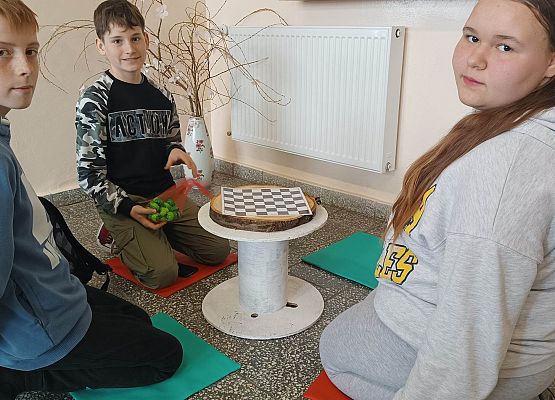 uczniowie grają w gry wykonane z odpadów