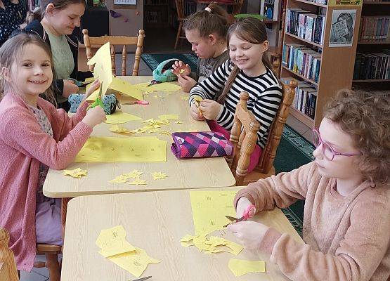 uczennice przygotowują żonkile