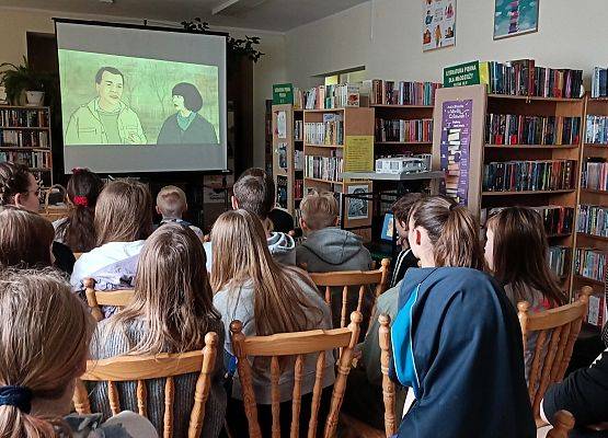 uczniowie oglądają prezentację