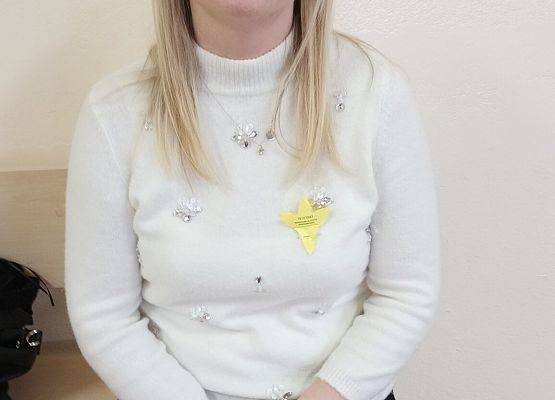 nauczycielka z żonkilem