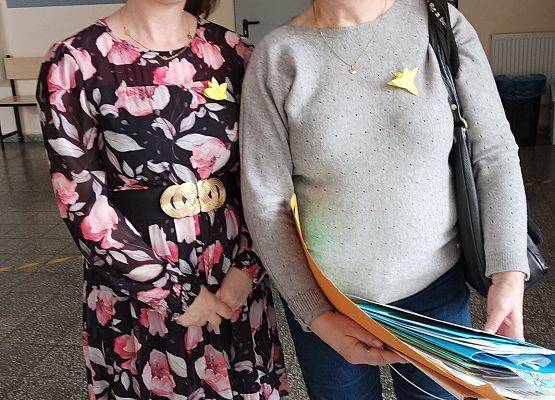 dwie nauczycielki z przypiętymi żonkilami