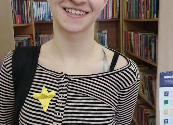 uczennica z żonkilem