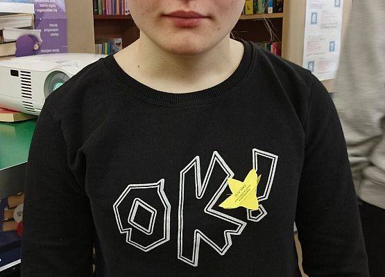 uczennica z żonkilem