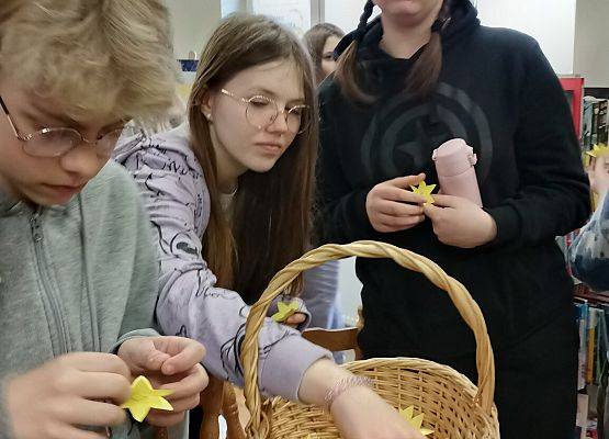 uczniowie rozdają żonkile