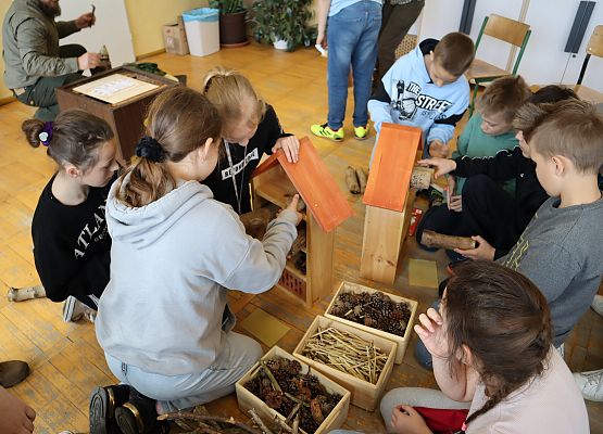 uczniowie tworzą domki dla owadów