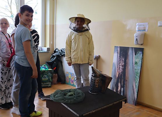 dziewczynka w stroju pszczelarza