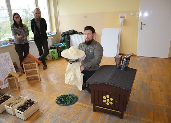 edukator leśny opowiada uczniom