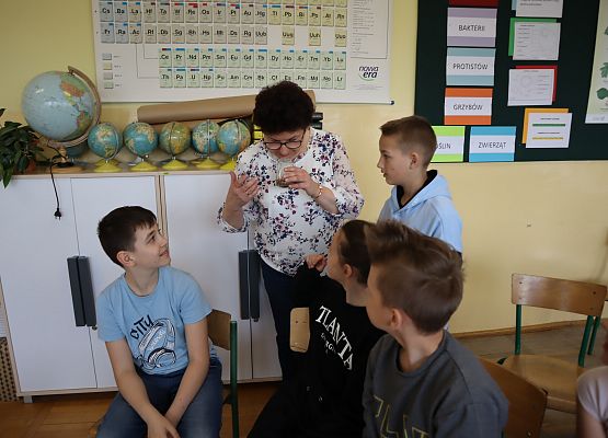 nauczycielką ogląda pierzgę