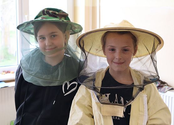 dzieci w strojach pszczelarza