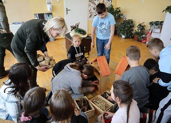 uczniowie tworzą domki dla owadów