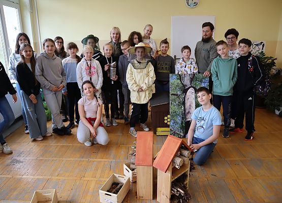 zdjęcie grupowe uczniów z edukatorami leśnymi