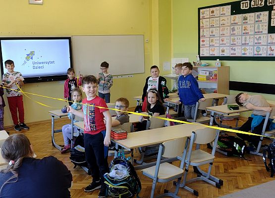 sznurek czasu, uczniowie porównują czas rozkładania śmieci