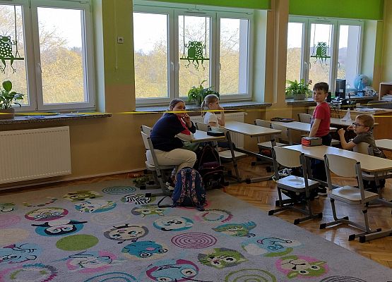 sznurek czasu, uczniowie porównują czas rozkładania śmieci