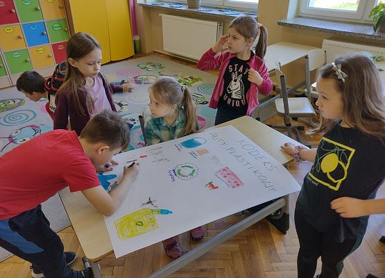 uczniowie tworzą plakat