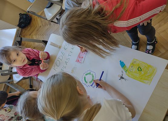 uczniowie tworzą plakat