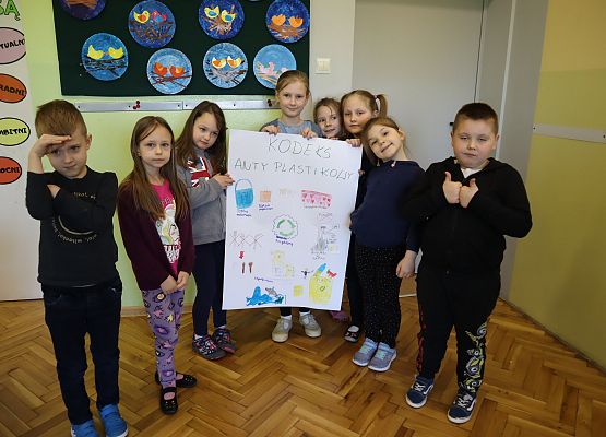 uczniowie prezentują plakat