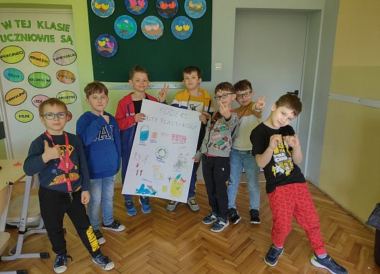 uczniowie prezentują plakat