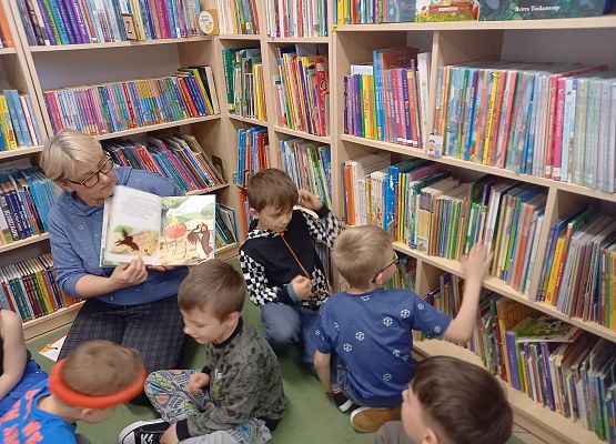 Bibliotekarka czyta dzieciom książkę