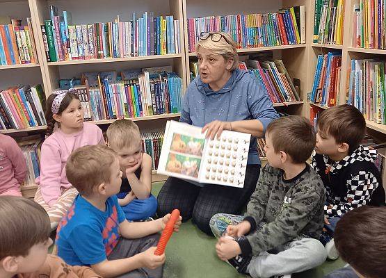 Bibliotekarka czyta dzieciom książkę