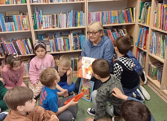 Bibliotekarka czyta dzieciom książkę