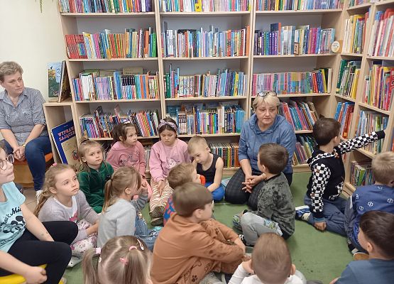 Bibliotekarka czyta dzieciom książkę