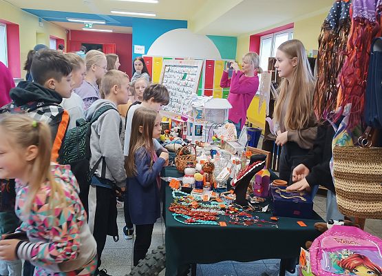 uczniowie podczas kiermaszu garażowego