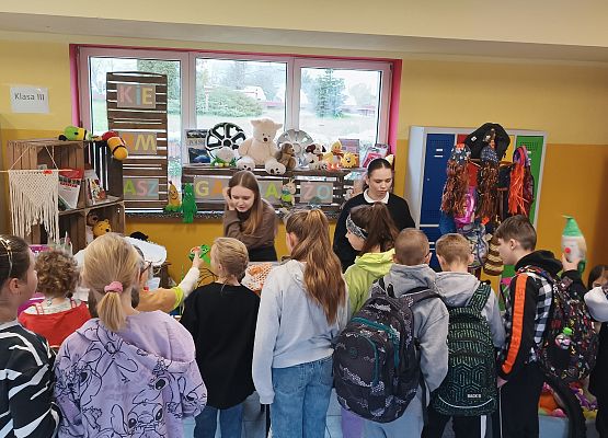 uczniowie podczas kiermaszu garażowego