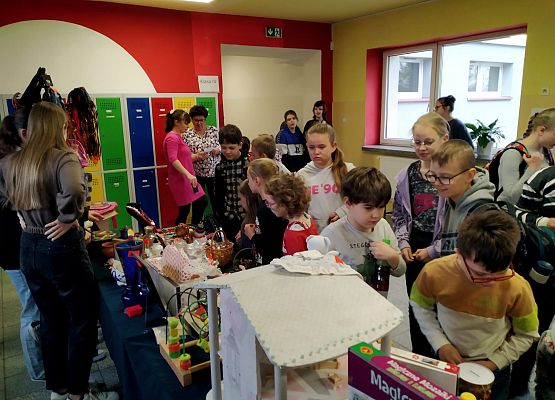 uczniowie podczas kiermaszu garażowego