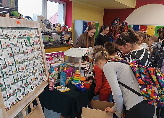 uczniowie podczas kiermaszu garażowego