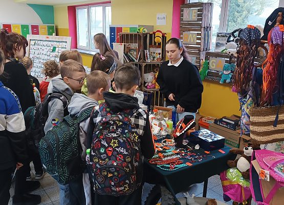 uczniowie podczas kiermaszu garażowego